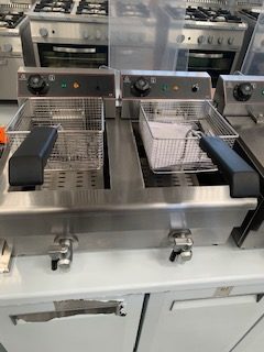 FRITEUSE ÉLECTRIQUE AVEC VANNE DE VIDANGE 2 X 10 LITRE