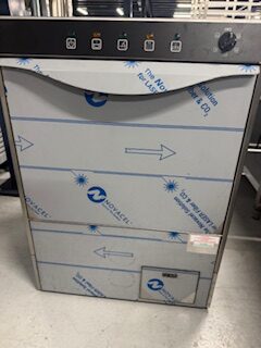 LAVE VAISSELLE PANIER 50X50 POMPE ET DISTRIBUTEUR DE PRODUITS DE LAVAGE ET RINçAGE