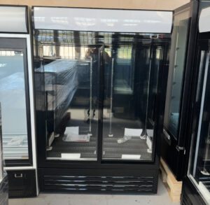 VITRINE A BOISSON GRAND VOLUME PORTE COULISSANTE 880L / FULL BLACK